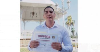 Se registra Héctor Santana como precandidato a la alcaldía de Bahía
