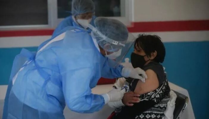 Sin miedo, es como cualquier vacuna, dice primera inmunizada en Jalisco