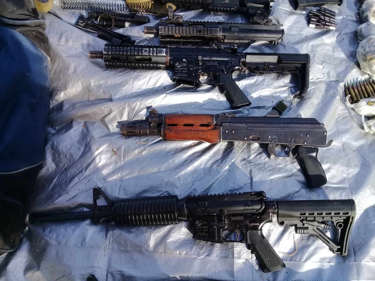 Encuentran arsenal en vehículo abandonado en Cabo Corrientes