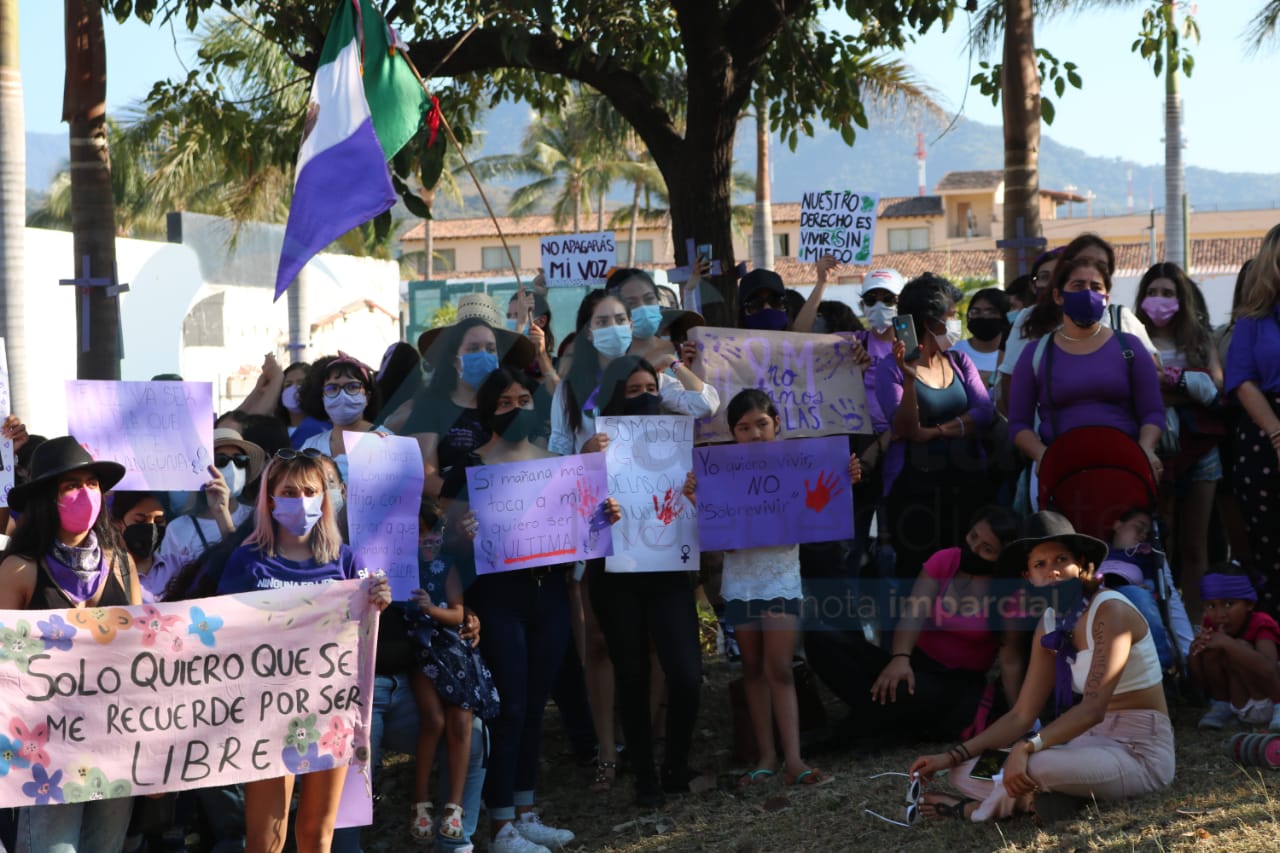 Sentido homenaje a las que ya no están... Se une Vallarta a las marchas feministas