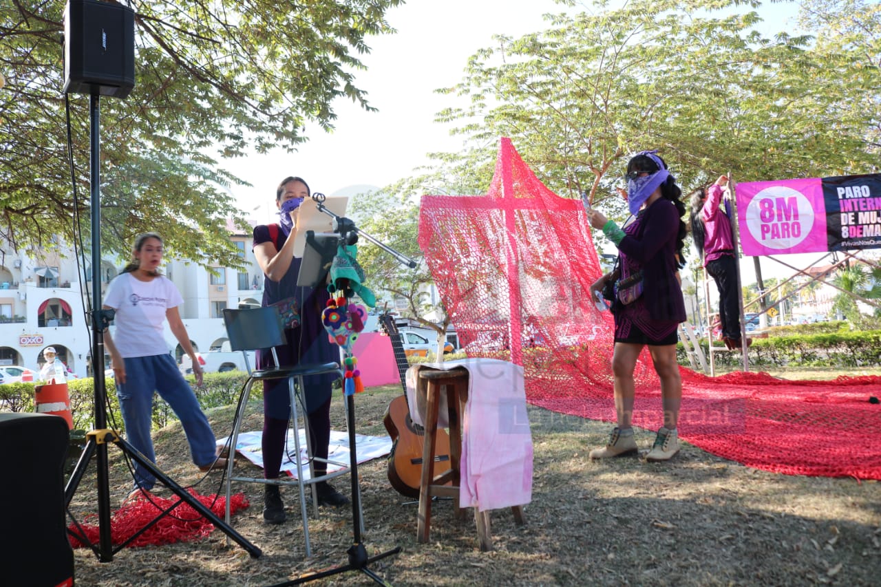 Sentido homenaje a las que ya no están... Se une Vallarta a las marchas feministas