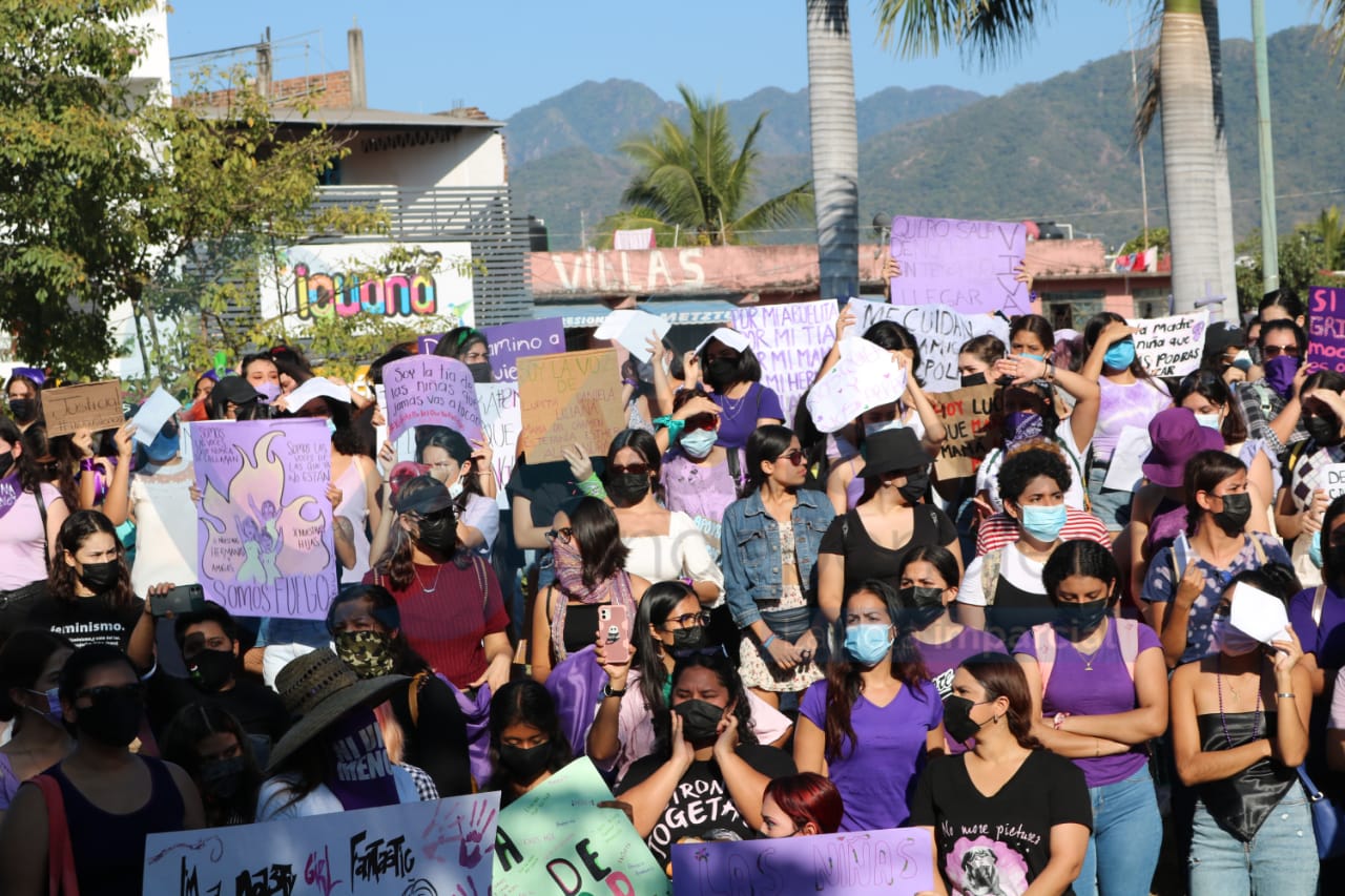 Sentido homenaje a las que ya no están... Se une Vallarta a las marchas feministas