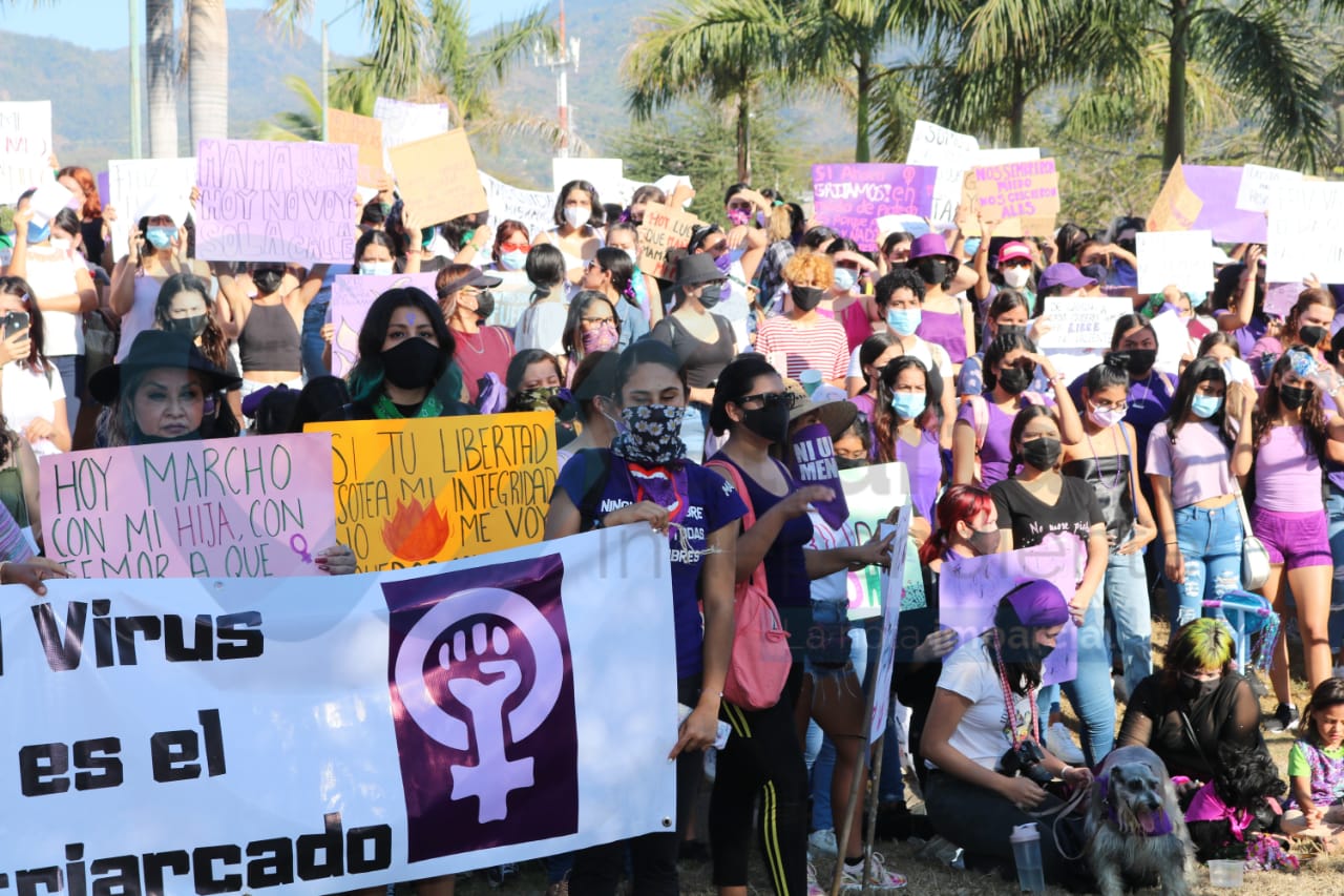 Sentido homenaje a las que ya no están... Se une Vallarta a las marchas feministas