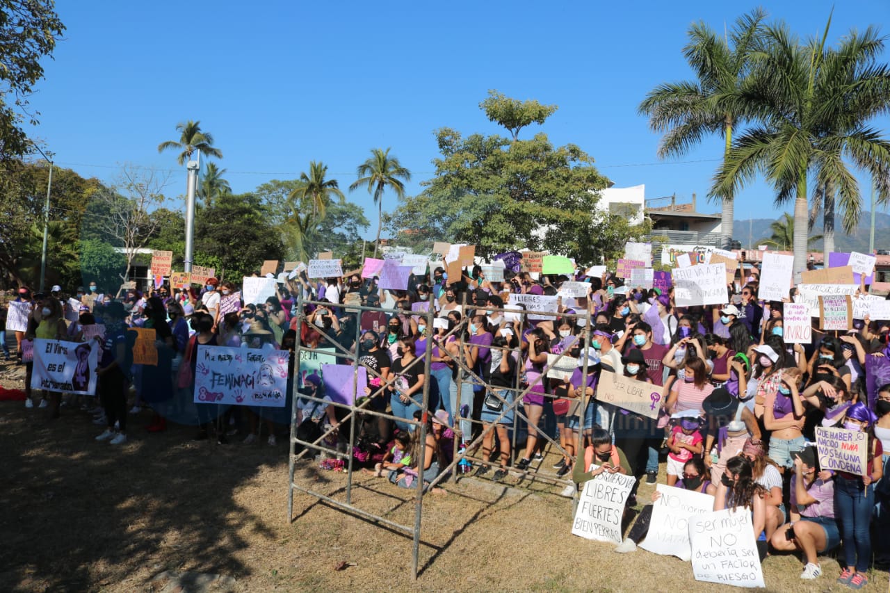Sentido homenaje a las que ya no están... Se une Vallarta a las marchas feministas
