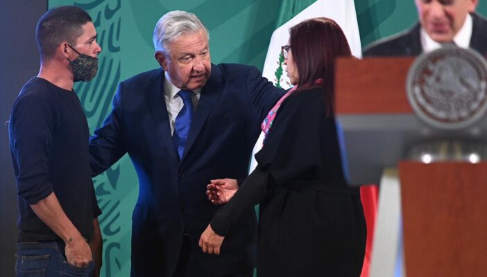 Hombre 'burla' seguridad en Palacio Nacional y hace petición a AMLO