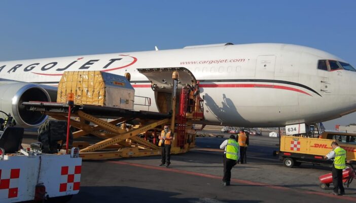 Llega lote con más de 400 mil dosis de vacuna Pfizer