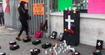 IMSS "pierde" expediente de niño que murió por desabasto de medicinas