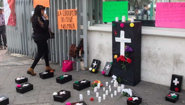 IMSS "pierde" expediente de niño que murió por desabasto de medicinas
