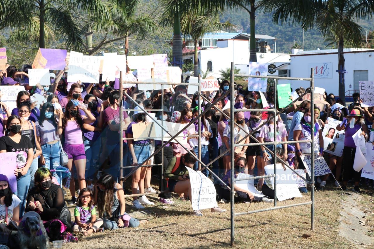 Sentido homenaje a las que ya no están... Se une Vallarta a las marchas feministas