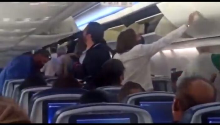 Insultan a AMLO en vuelo comercial en CDMX