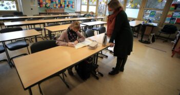 Inglaterra reabre las escuelas en primera etapa de desconfinamiento