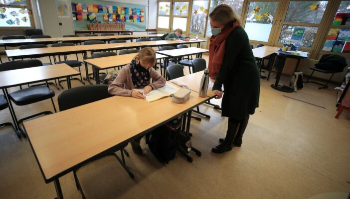 Inglaterra reabre las escuelas en primera etapa de desconfinamiento