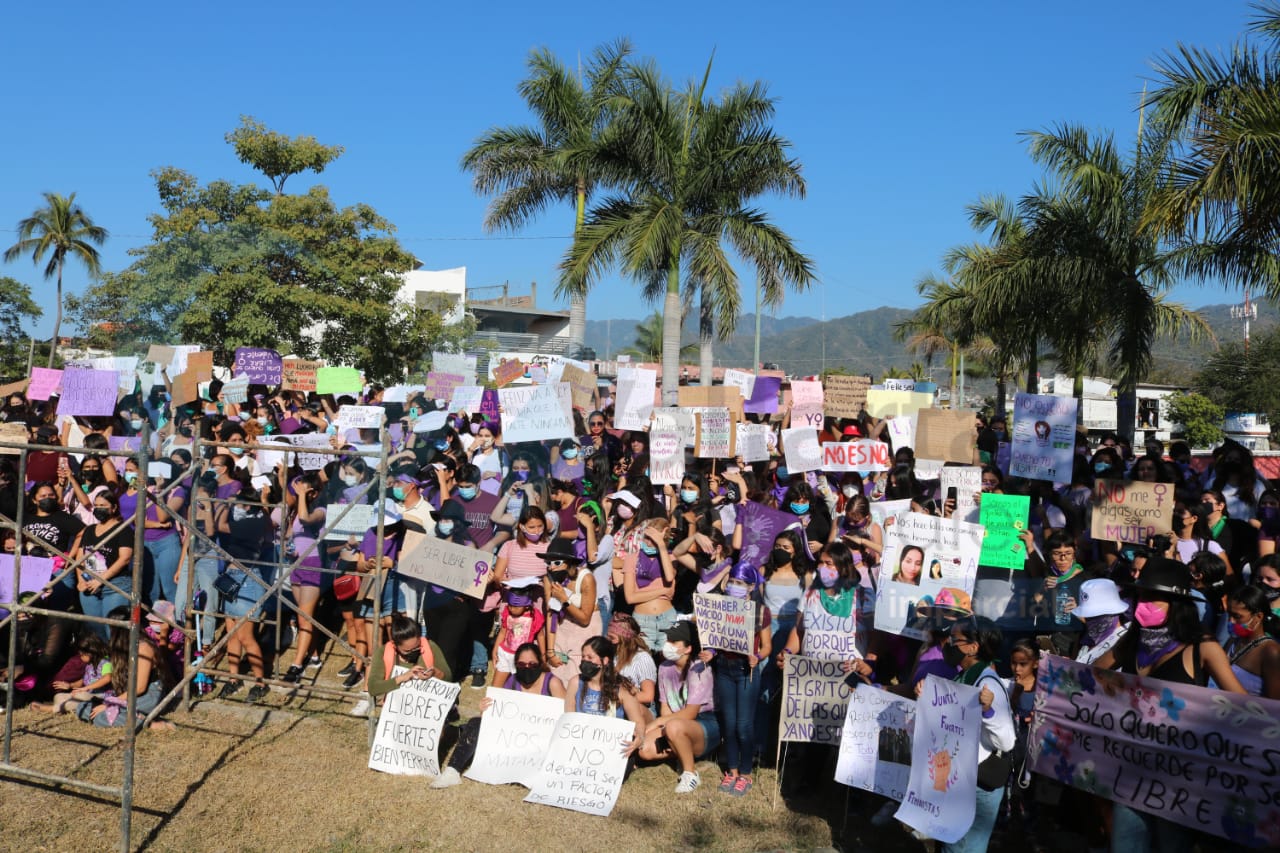 Sentido homenaje a las que ya no están... Se une Vallarta a las marchas feministas