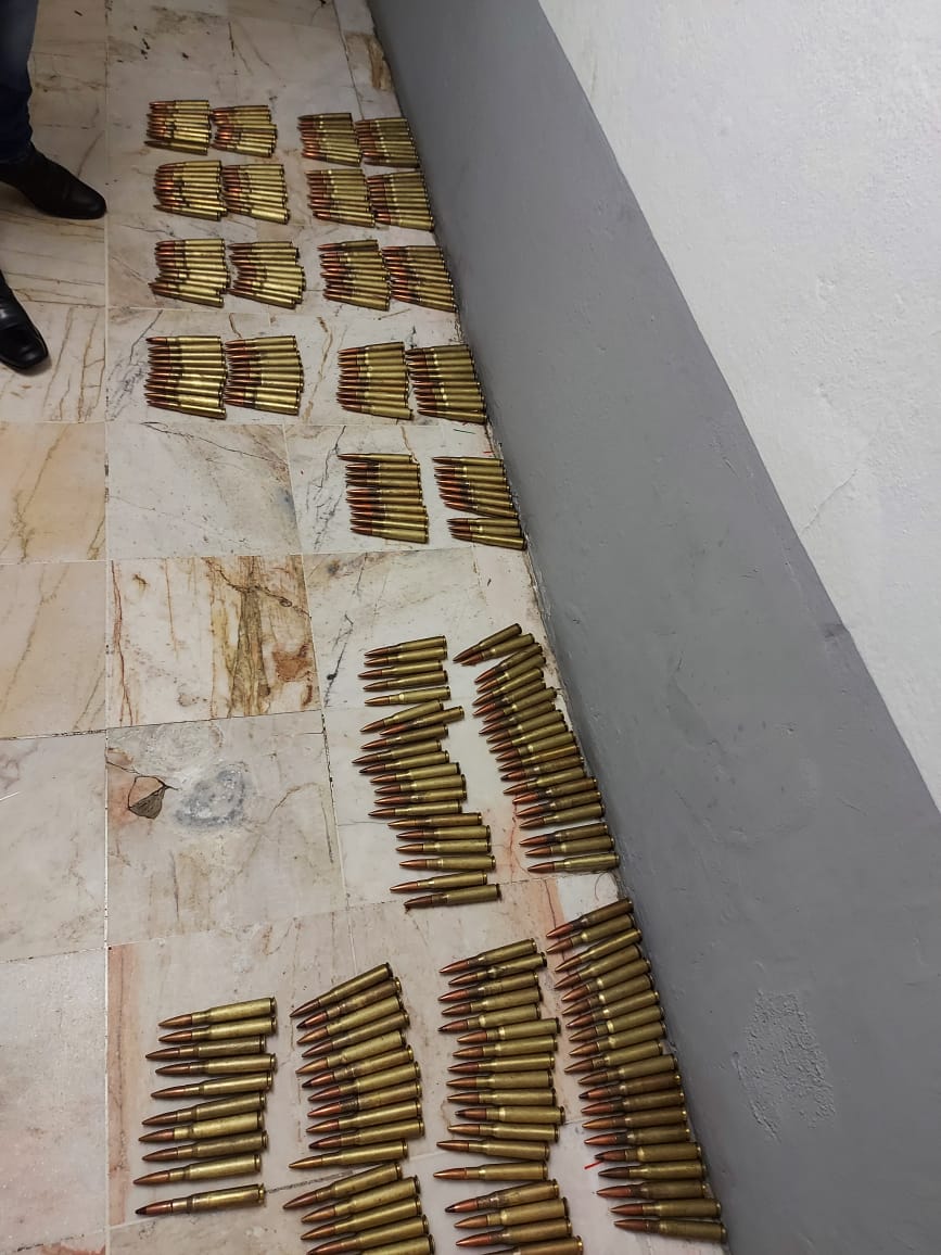 Encuentran arsenal en vehículo abandonado en Cabo Corrientes