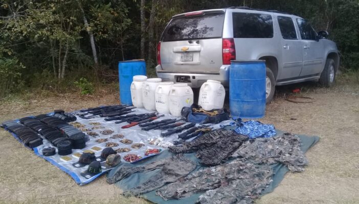 Encuentran arsenal en vehículo abandonado en Cabo Corrientes