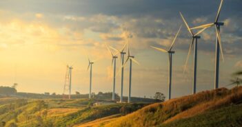 AMLO impugna suspensiones a reforma eléctrica