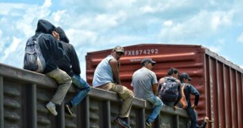 AMLO garantiza vacunas para todos... los migrantes