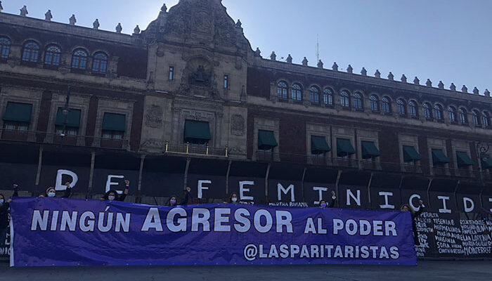 Colectivo feminista tapatío protesta en Palacio Nacional