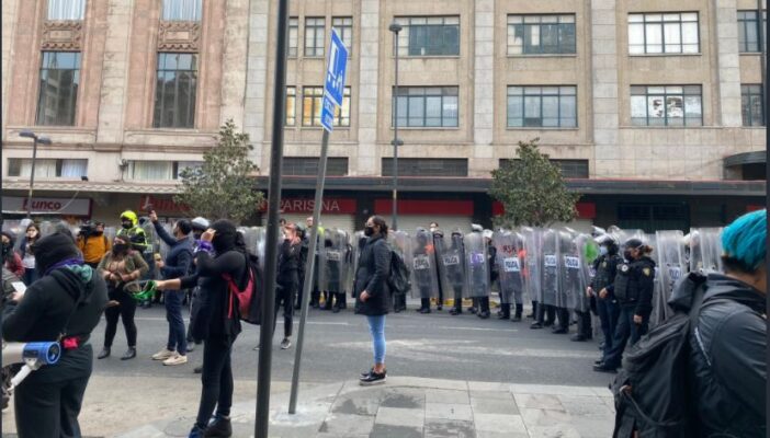 Feministas se enfrentan a policías durante protesta contra Salgado Macedonio