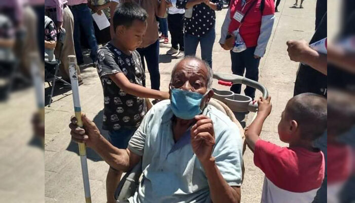 En carriola, 2 niños llevaron a su abuelito a vacunar
