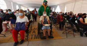 Adultos mayores y personal de salud van por cuarta dosis