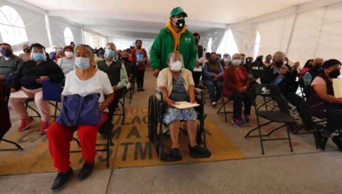 Adultos mayores y personal de salud van por cuarta dosis