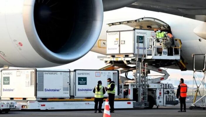 Llegan a México un millón de dosis de vacuna Sinovac