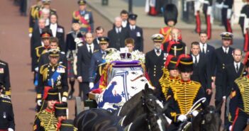 Ante pocos invitados, dan el último adiós al príncipe Felipe