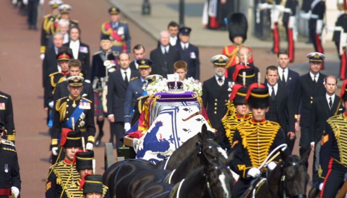 Ante pocos invitados, dan el último adiós al príncipe Felipe