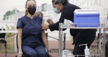 Este jueves arranca vacunación para personal de salud de hospitales privados