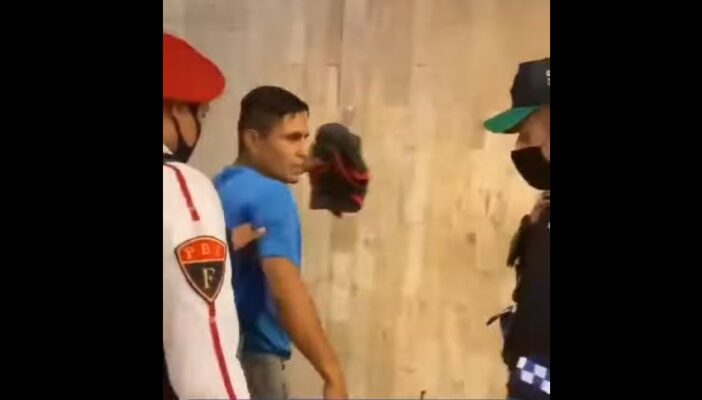 Hombre amenaza con sus llaves a pareja gay por besarse "adelante de todos"