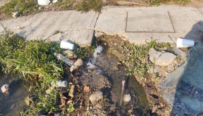 Enorme fuga de agua potable reportada y Seapal indiferente