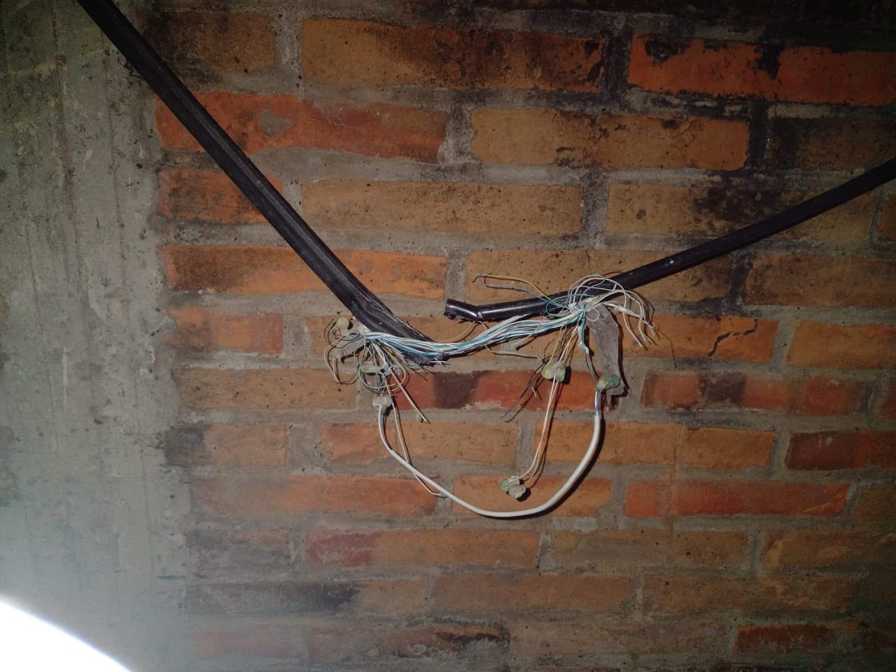 Camión de gas destroza cableado y pone en riesgo a vecinos