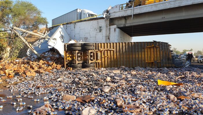 Vuelca tráiler con cerveza en Chapala y la gente vuelve a robar