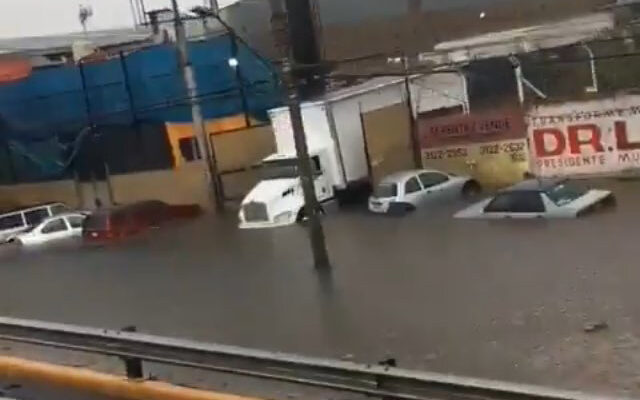 Inundaciones, autos dañados y un lesionado, producto de la tormenta en GDL