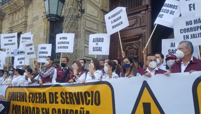 Con clausura simbólica de Palacio de Gobierno, exigen a Alfaro que saque las manos de las elecciones