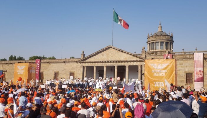 Para supuestamente defender a Jalisco, más de 50 mil marchan en Guadalajara