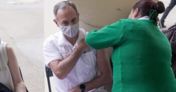 Se vacuna López-Gatell contra Covid-19