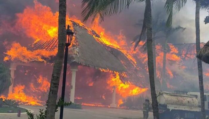Incendio consume lobby y palapa del Hotel Grand Palladium en la Riviera Maya
