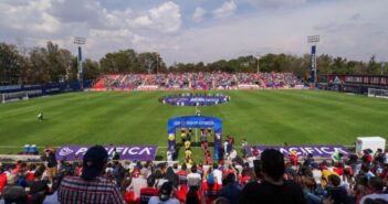 Critican a Alfaro por ir a ver futbol mientras hay manifestaciones por inseguridad