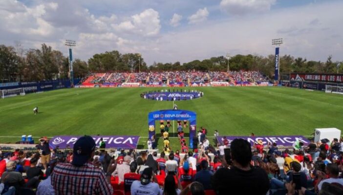 Critican a Alfaro por ir a ver futbol mientras hay manifestaciones por inseguridad