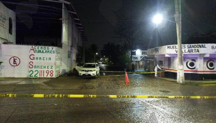 Encuentran a mujer sin vida al interior de una camioneta