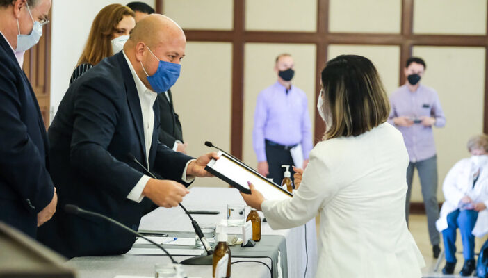 Festeja Enrique Alfaro no haberse adherido al INSABI