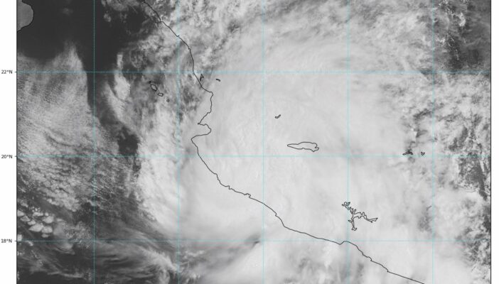 Ya está 'Dolores' sobre Jalisco, aunque en Vallarta todo sigue en calma