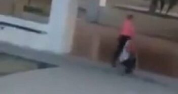 Indigna golpiza de mujer a su hijo invidente; ella ya es investigada