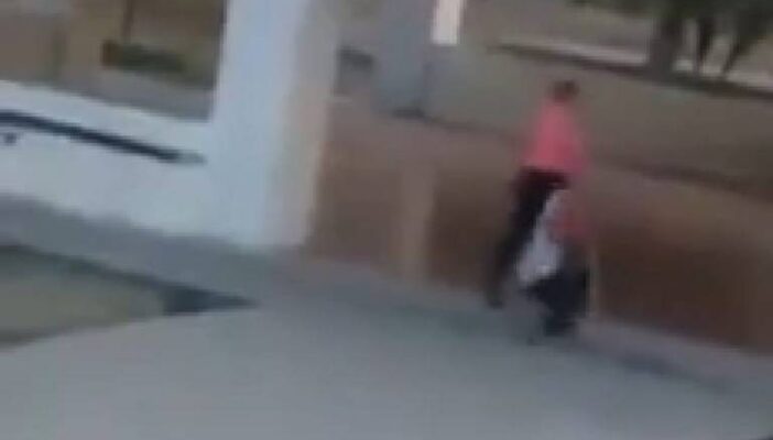 Indigna golpiza de mujer a su hijo invidente; ella ya es investigada