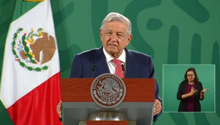 AMLO rompe 'veda' y pide a la gente votar para enjuiciar expresidentes