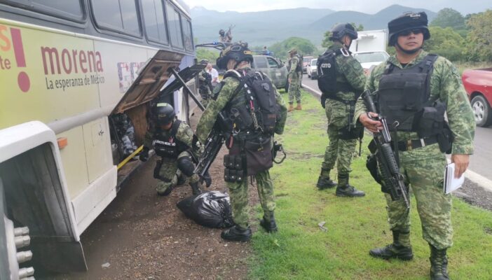 Sin comprobar que ejército decomisó droga en camión con logos de Morena