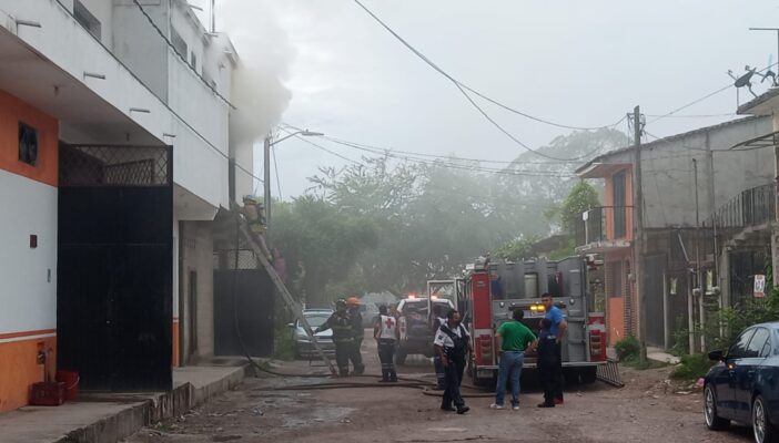 Se quema panadería 'Chonito' en la colonia del toro