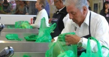 Regresan a laborar como empacadores los adultos mayores